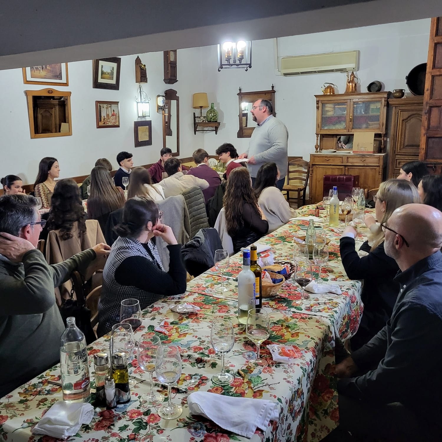1.-TRADICIONAL CENA DE LA MAYORÍA DE EDAD