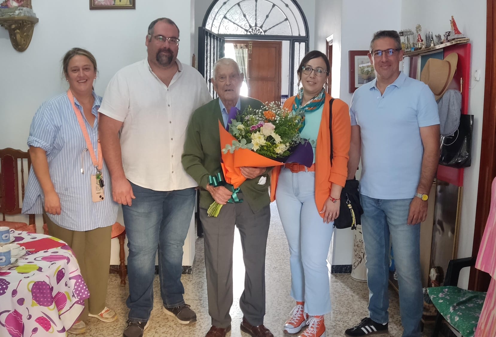 2.-NUESTRO VECINO ROBERTO BRAVO GARCÍA CUMPLE LOS 100 AÑOS