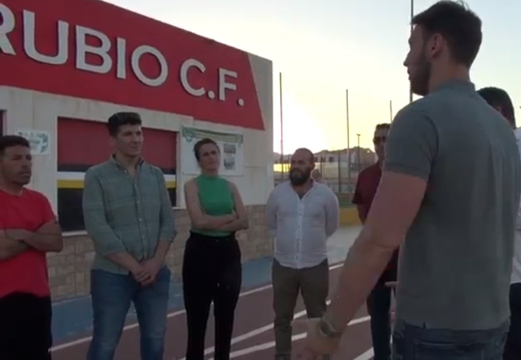 El internacional waterpolista Víctor Gutiérrez visita las instalaciones deportivas rubeñas